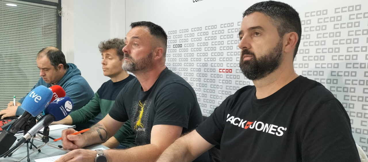Representantes de los cuatro sindicatos del comité de empresa de Autransa; en primer término, Nacho Achurra, delegado de UGT-Servicios Públicos