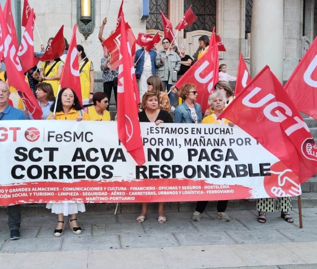 imagen de archivo de una concentración de la plantilla de STC ACVA en Cantabria frente a la sede principal de Correos en Santander